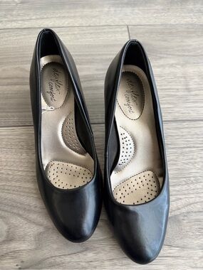 dexflex comfort Black Low Heel Women's Pump